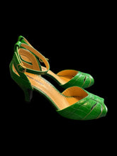 Load image into Gallery viewer, NWT 8.5M/10W Green faux snakeskin open toe strappy kitten heels
