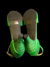 Load image into Gallery viewer, NWT 8.5M/10W Green faux snakeskin open toe strappy kitten heels
