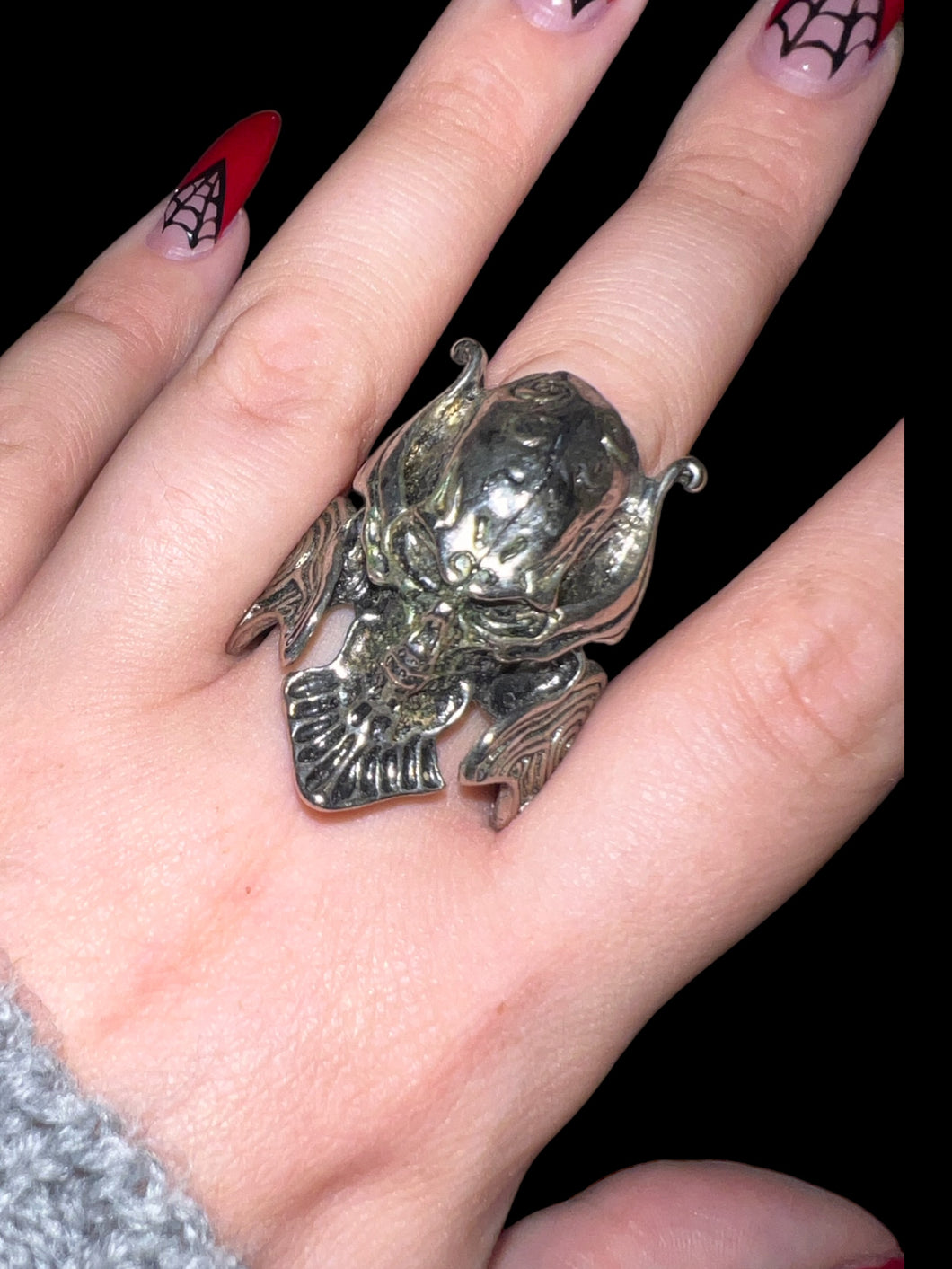 13.5 Silver-like skull helm profile ring w/ swirl details