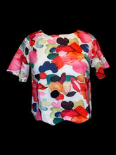 Load image into Gallery viewer, M White &amp; multicolor abstract pattern short sleeve scoop neck top w/ chevron hem, textured fabric, &amp; zipper closure
