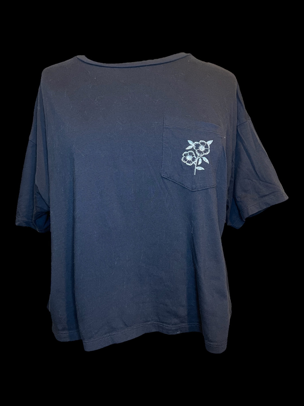 0X Dark grey short sleeve crop top w/ white flower embroidery, & bust pocket