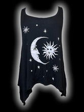 Load image into Gallery viewer, L Black &amp; white celestial pattern round neckline sleeveless asymmetric hem top
