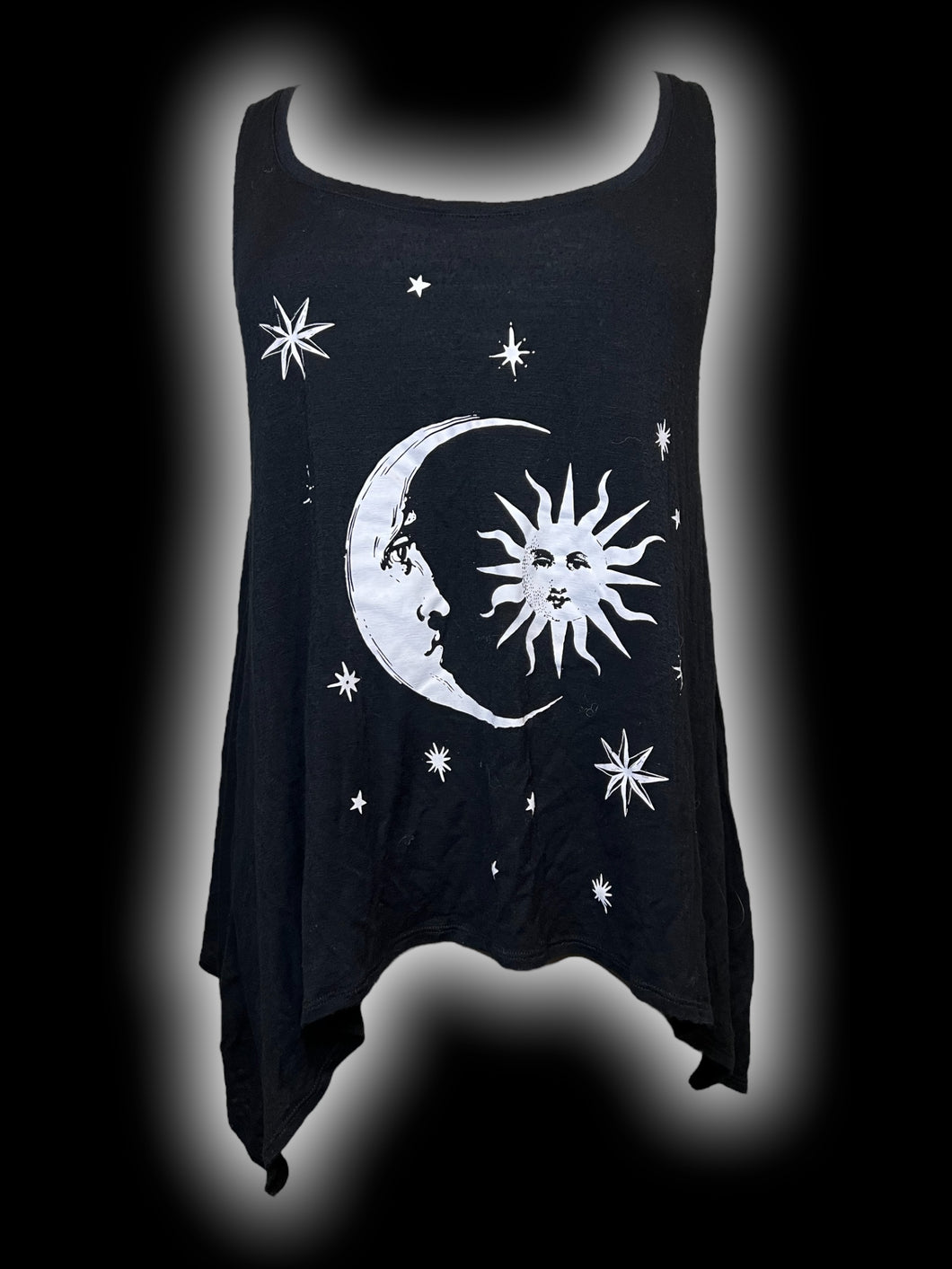 L Black & white celestial pattern round neckline sleeveless asymmetric hem top