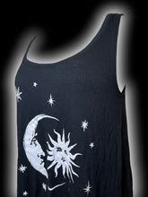 Load image into Gallery viewer, L Black &amp; white celestial pattern round neckline sleeveless asymmetric hem top
