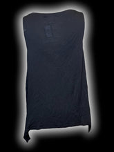 Load image into Gallery viewer, L Black &amp; white celestial pattern round neckline sleeveless asymmetric hem top
