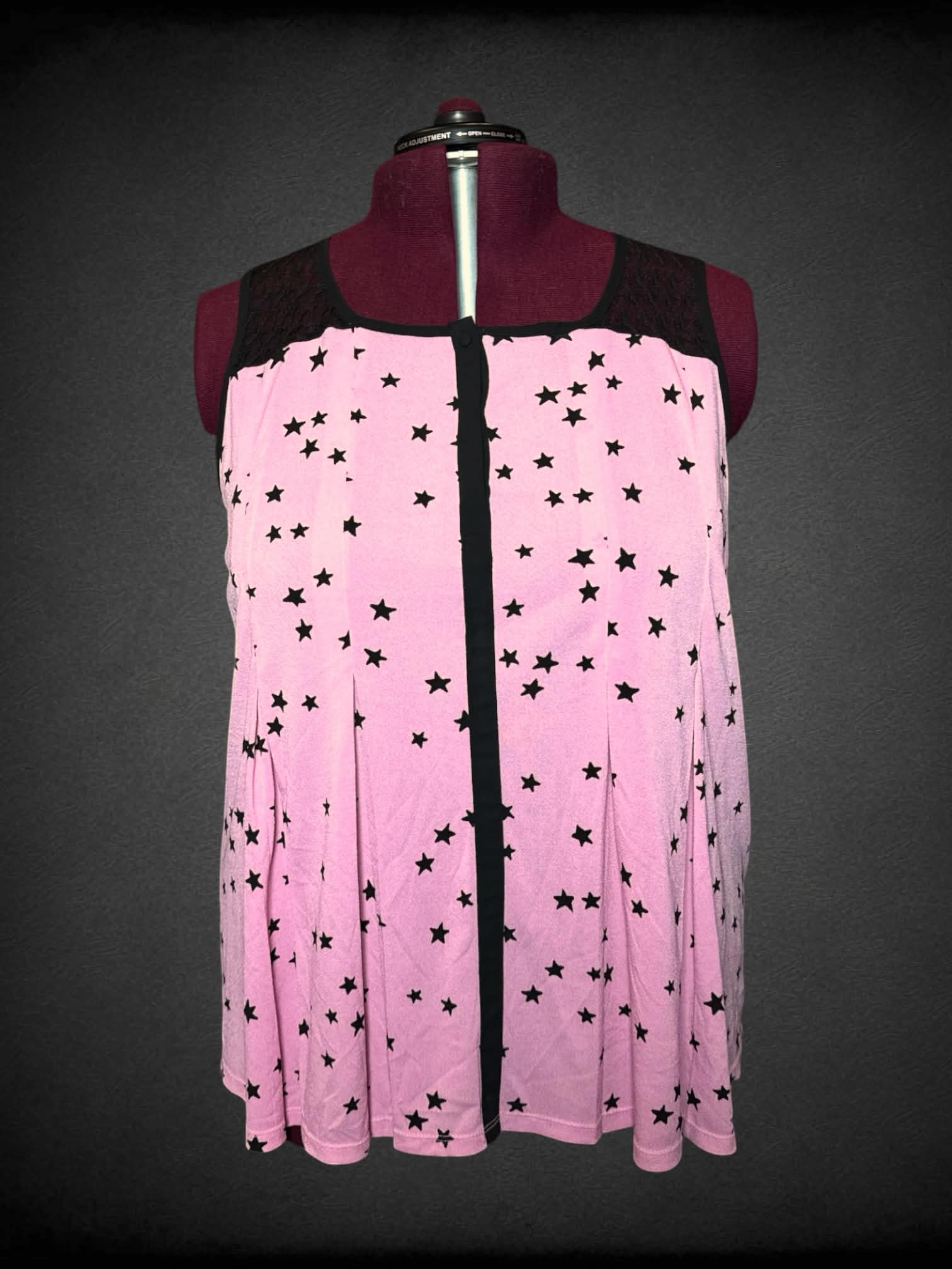 3X Elle pink flowy tank top with black star pattern, black lace straps, and buttons on front