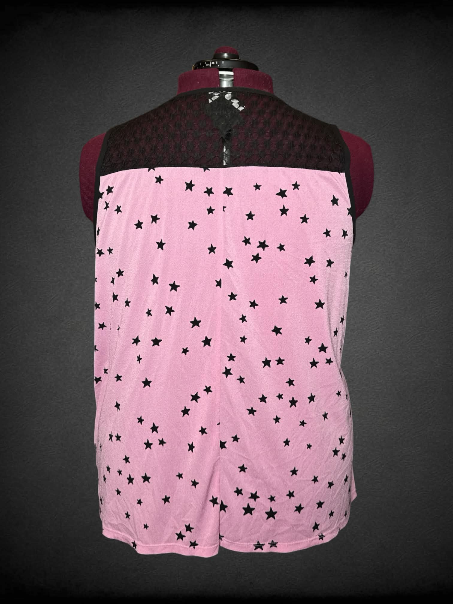 3X Elle pink flowy tank top with black star pattern, black lace straps, and buttons on front
