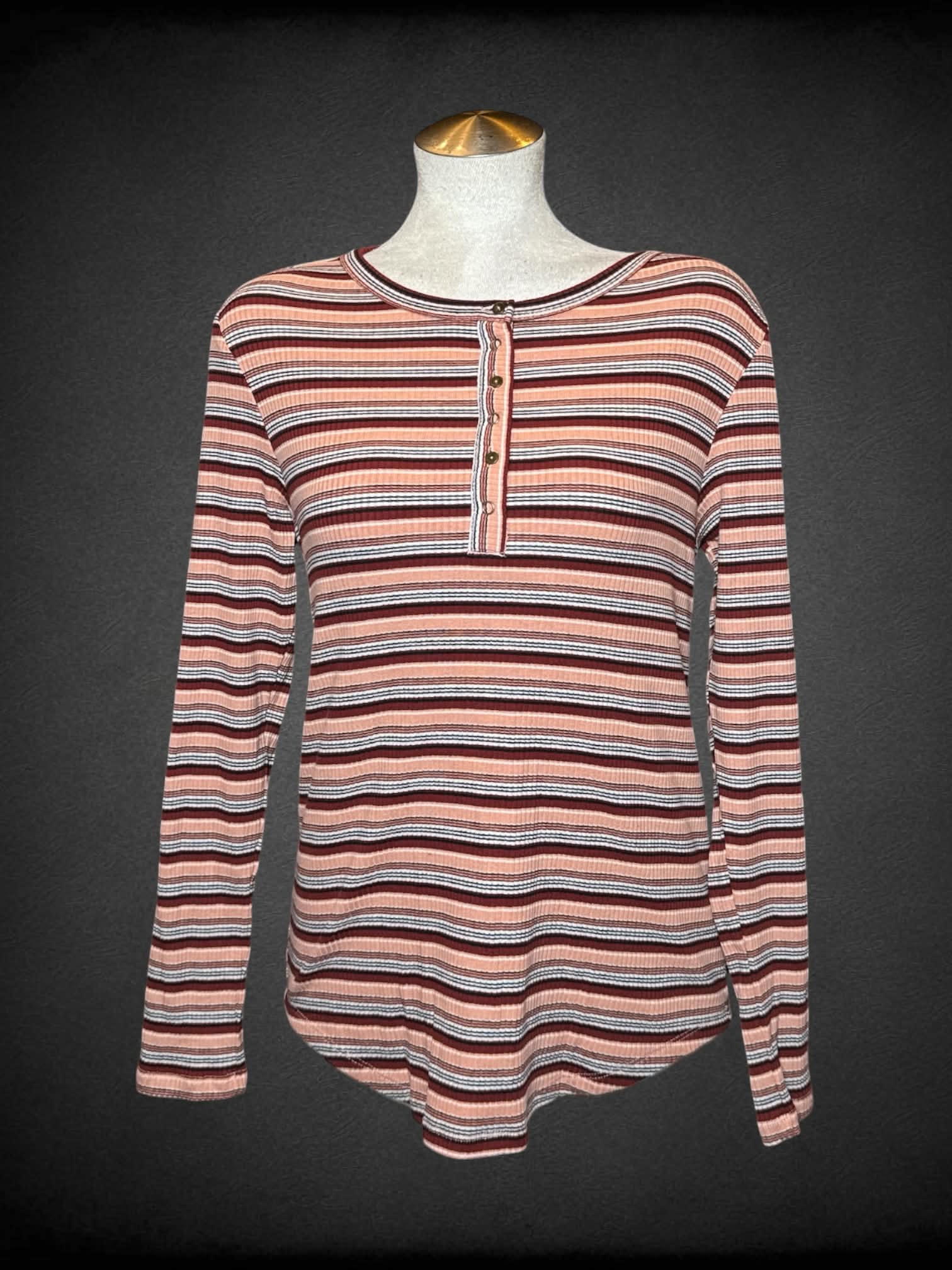 L Gloria Vanderbilt red & peach ribbed long-sleeve thermal with striped pattern, and buttons on front