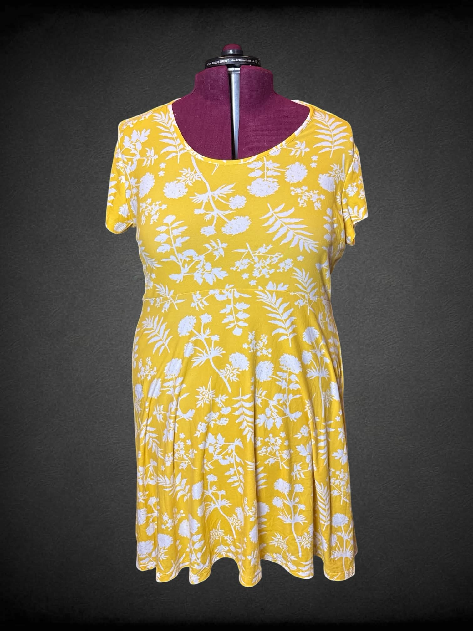 3X Bobbie & Brooks yellow dress with white floral design, and lace on back