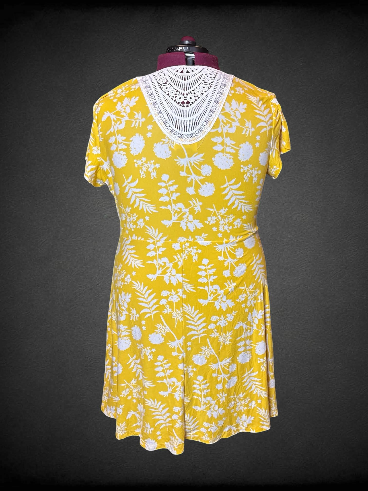 3X Bobbie & Brooks yellow dress with white floral design, and lace on back
