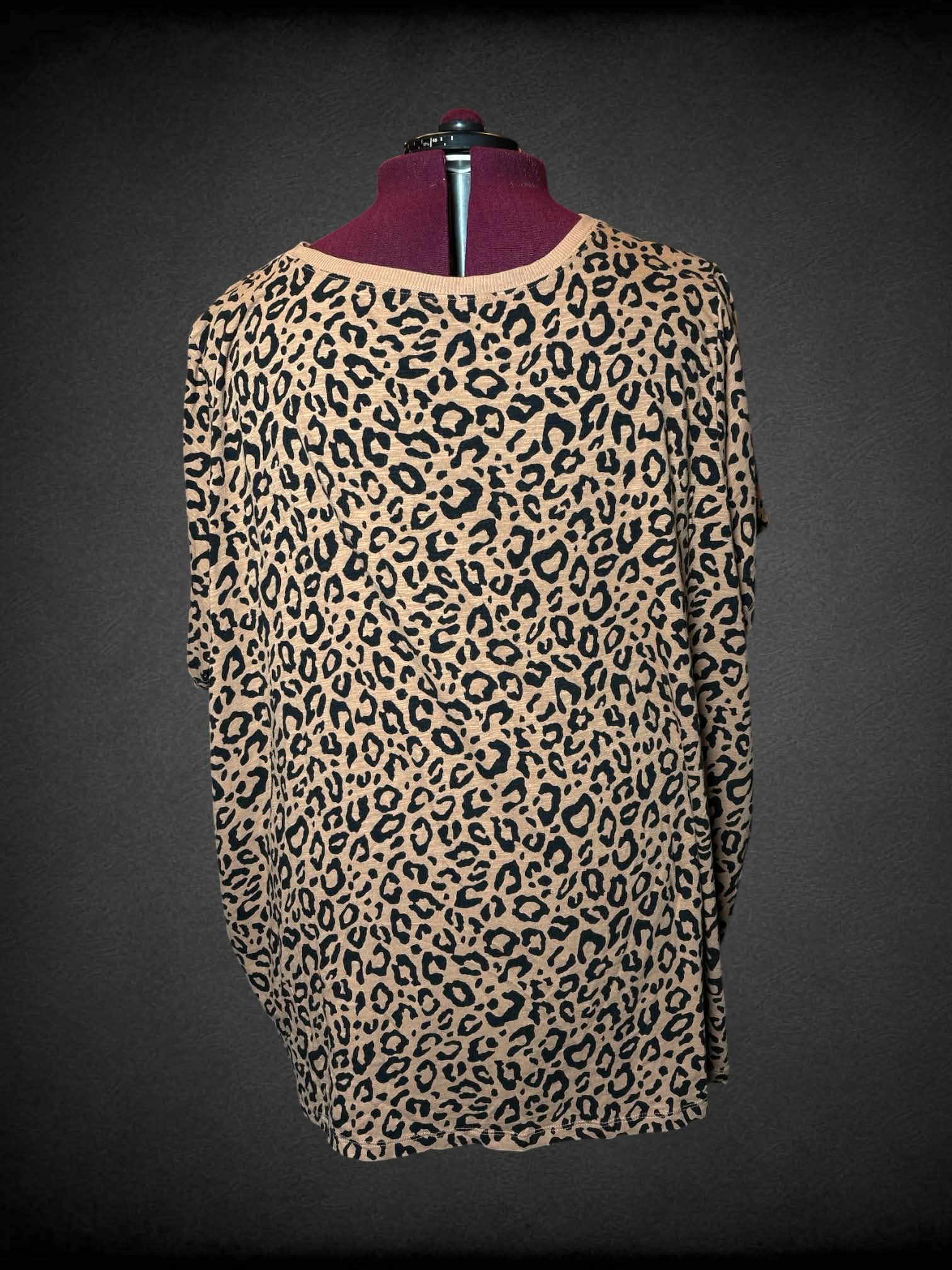 7X Torrid brown t shirt with leopard print pattern