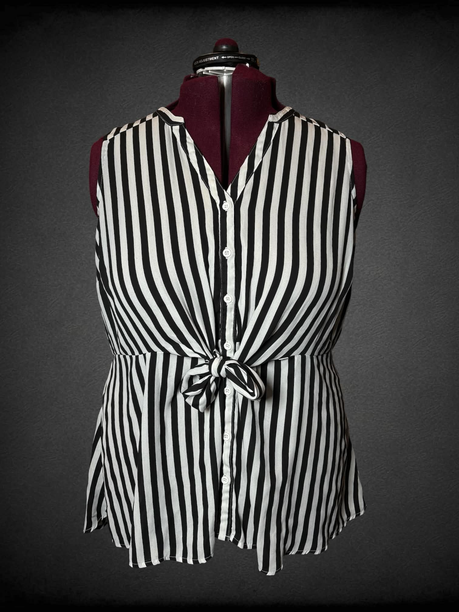 2X Torrid black & white button-up blouse with twist tie on front