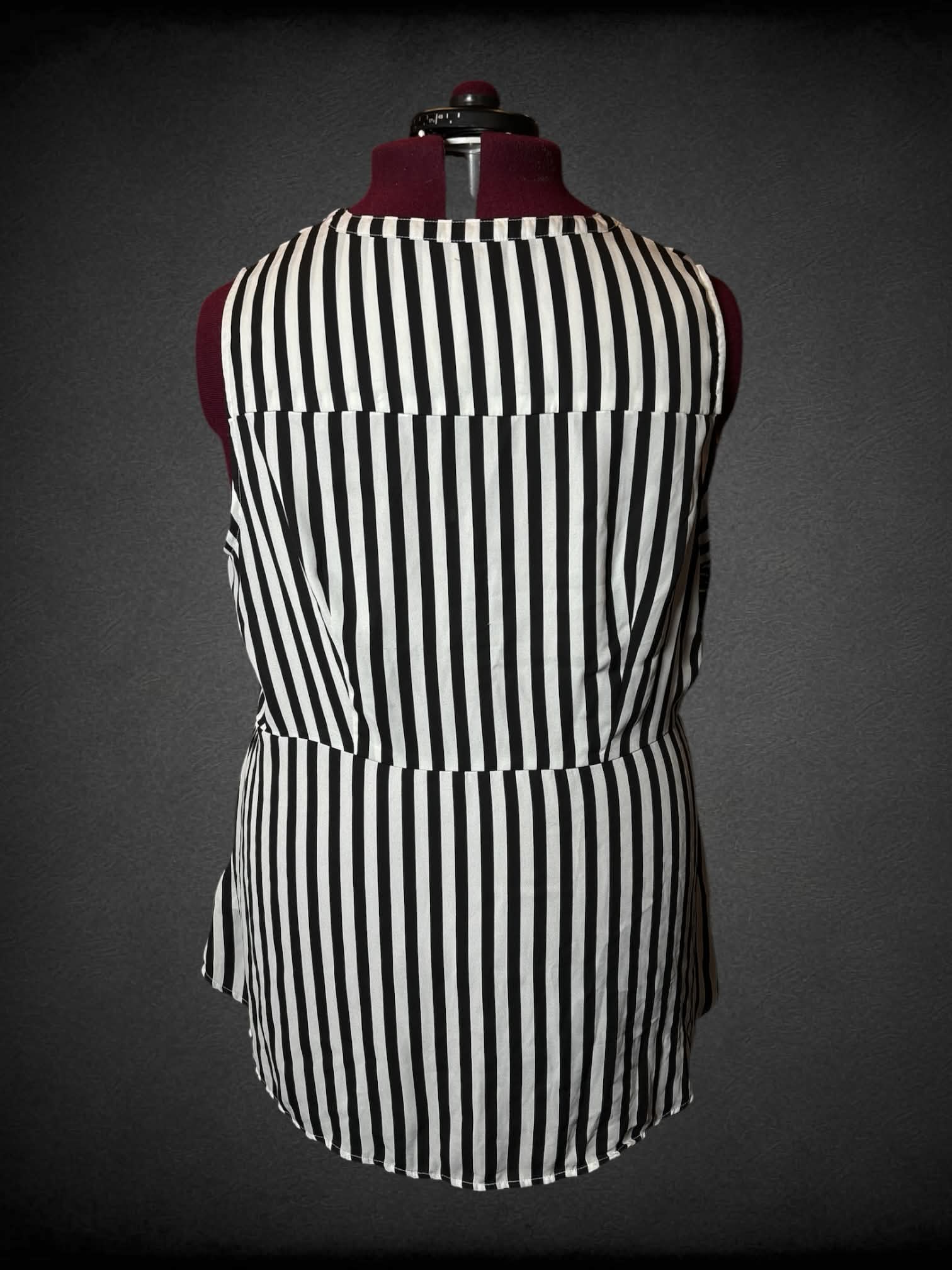 2X Torrid black & white button-up blouse with twist tie on front
