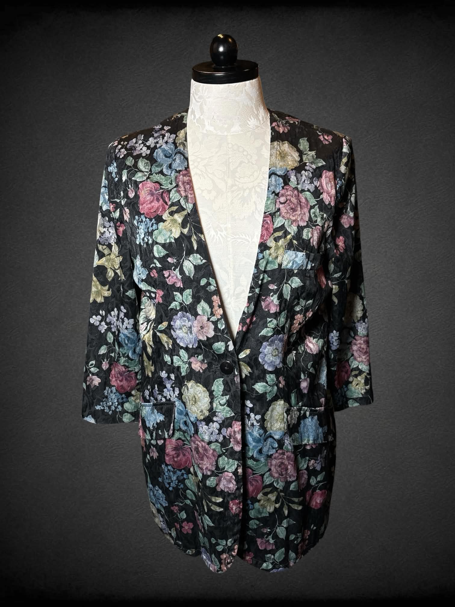 XL Leslie Fay vintage black cardigan with floral pattern, faux pockets and button on front