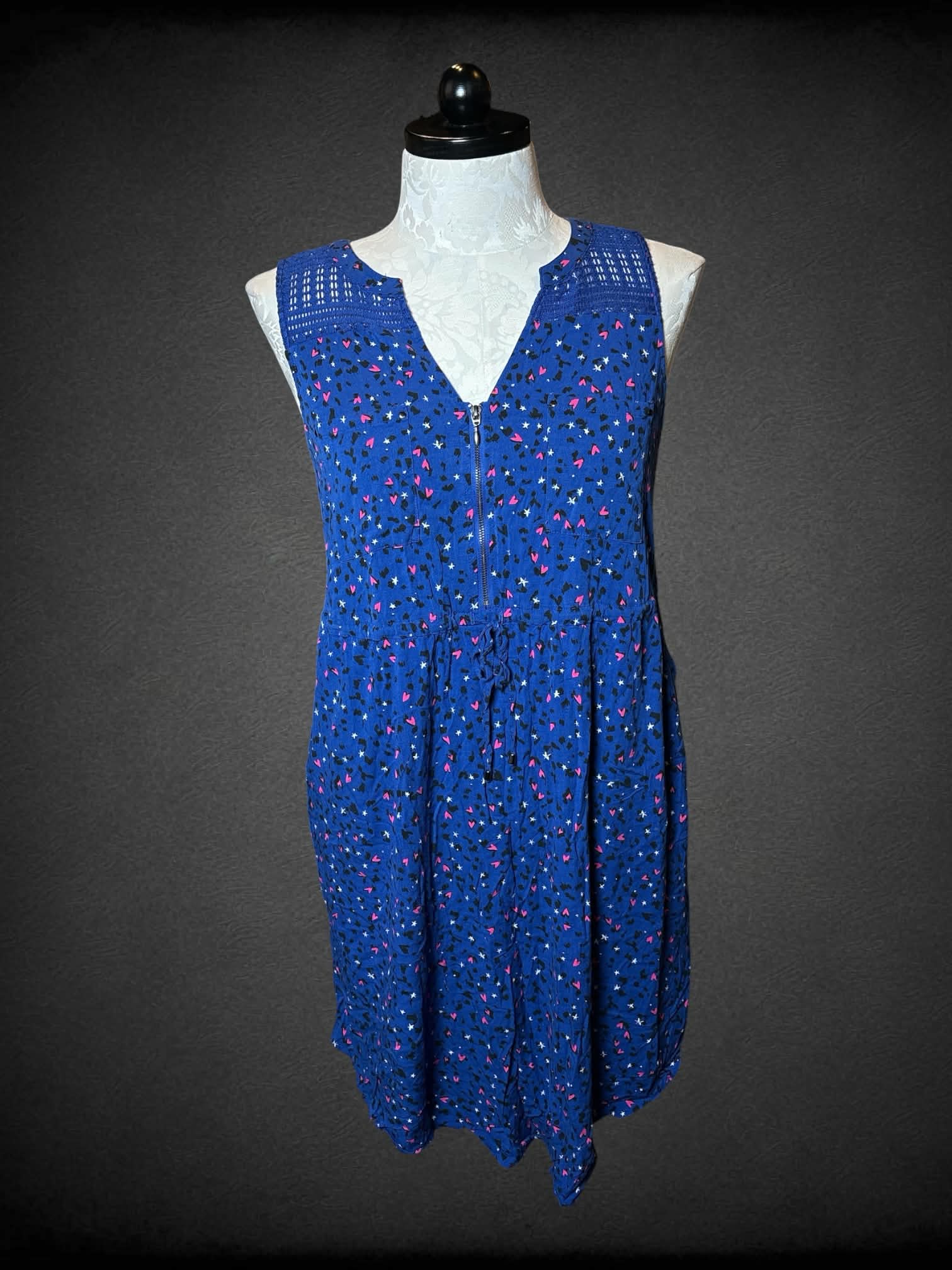 1X Torrid blue dress with heart and star pattern, pockets, zipper on front, and adjustable tie waist