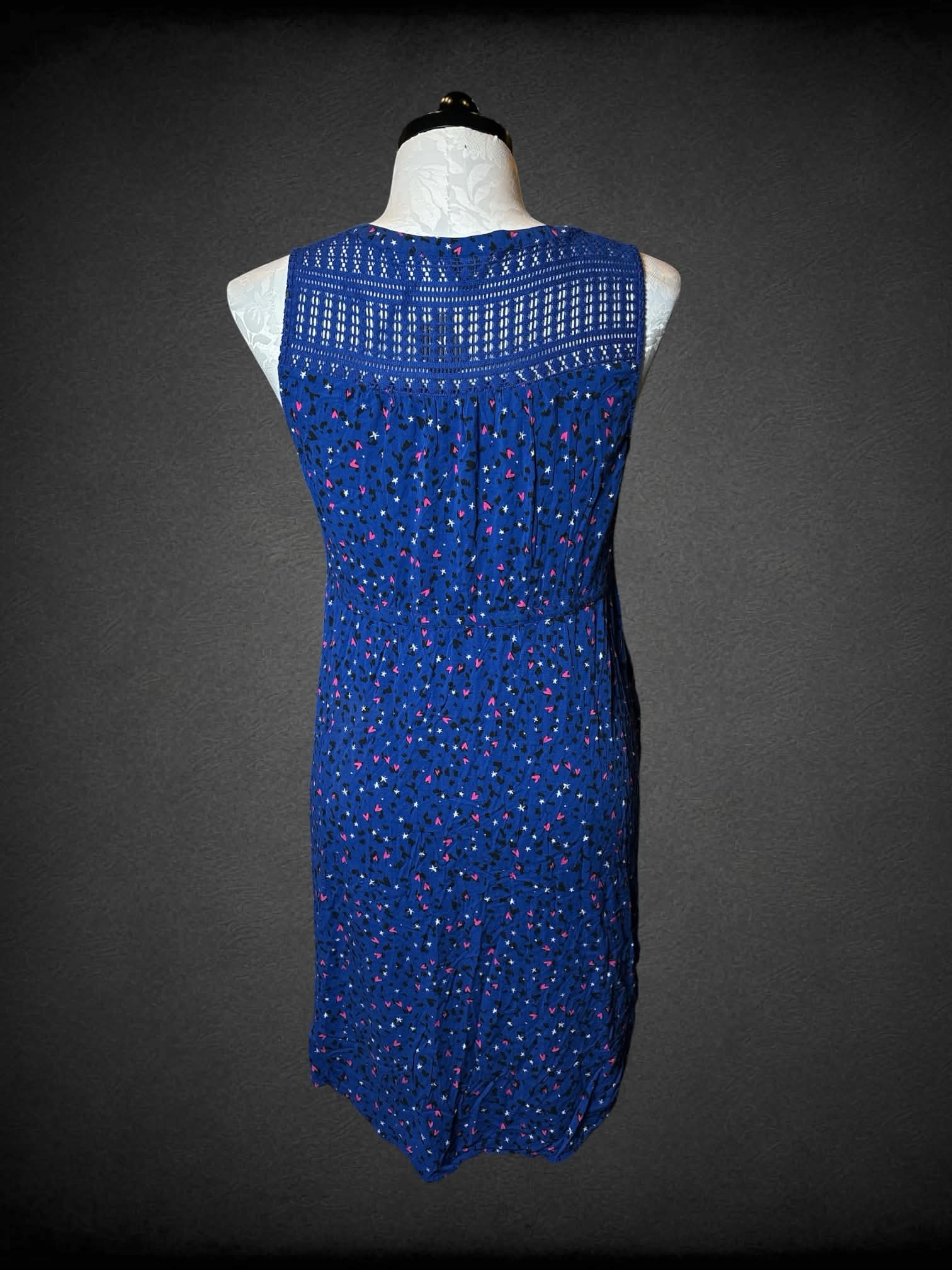1X Torrid blue dress with heart and star pattern, pockets, zipper on front, and adjustable tie waist