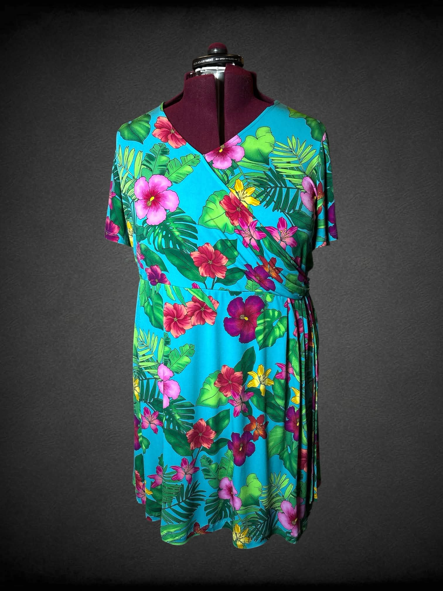 2X Susan Graver light blue summer dress with tropical floral pattern, and snap button wrap around design