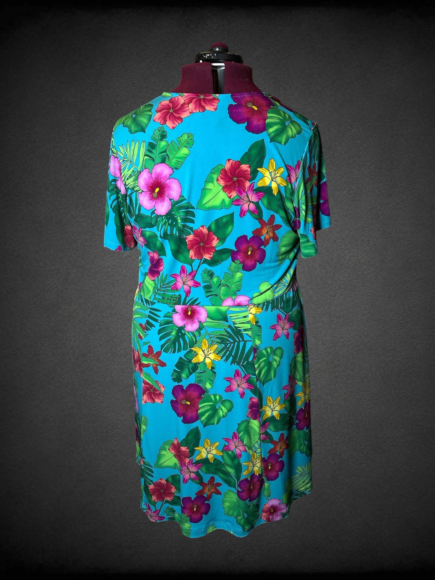 2X Susan Graver light blue summer dress with tropical floral pattern, and snap button wrap around design