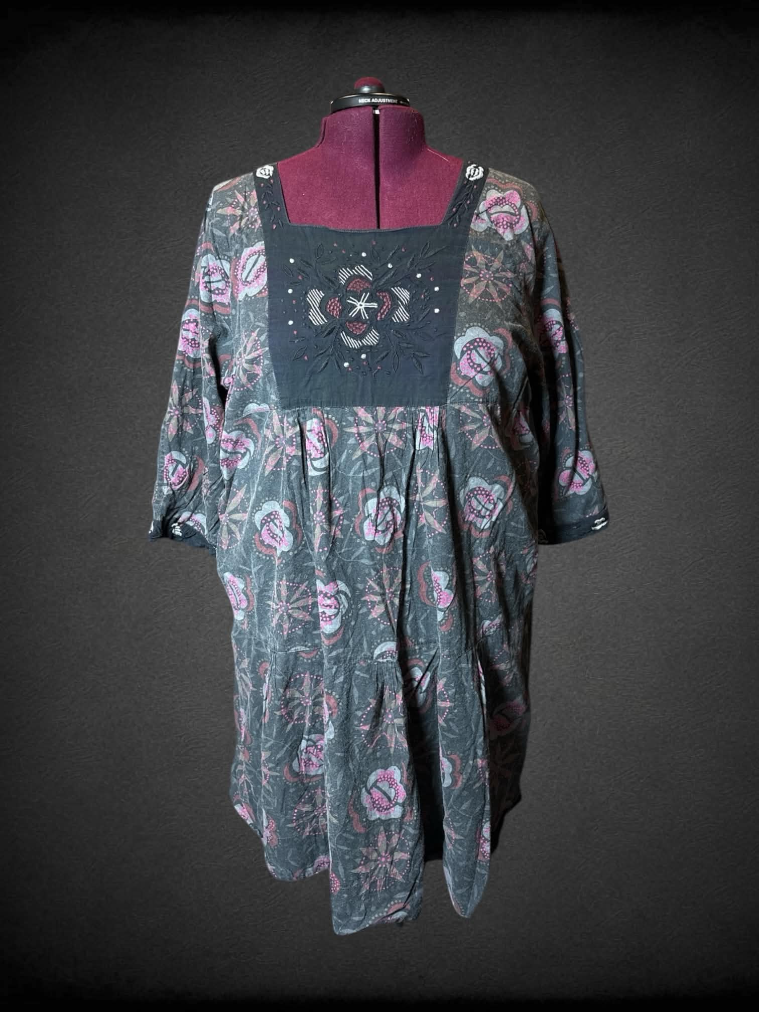 2X Gudrun Sjorden grey dress with pink floral pattern, and embroidered flower design on front