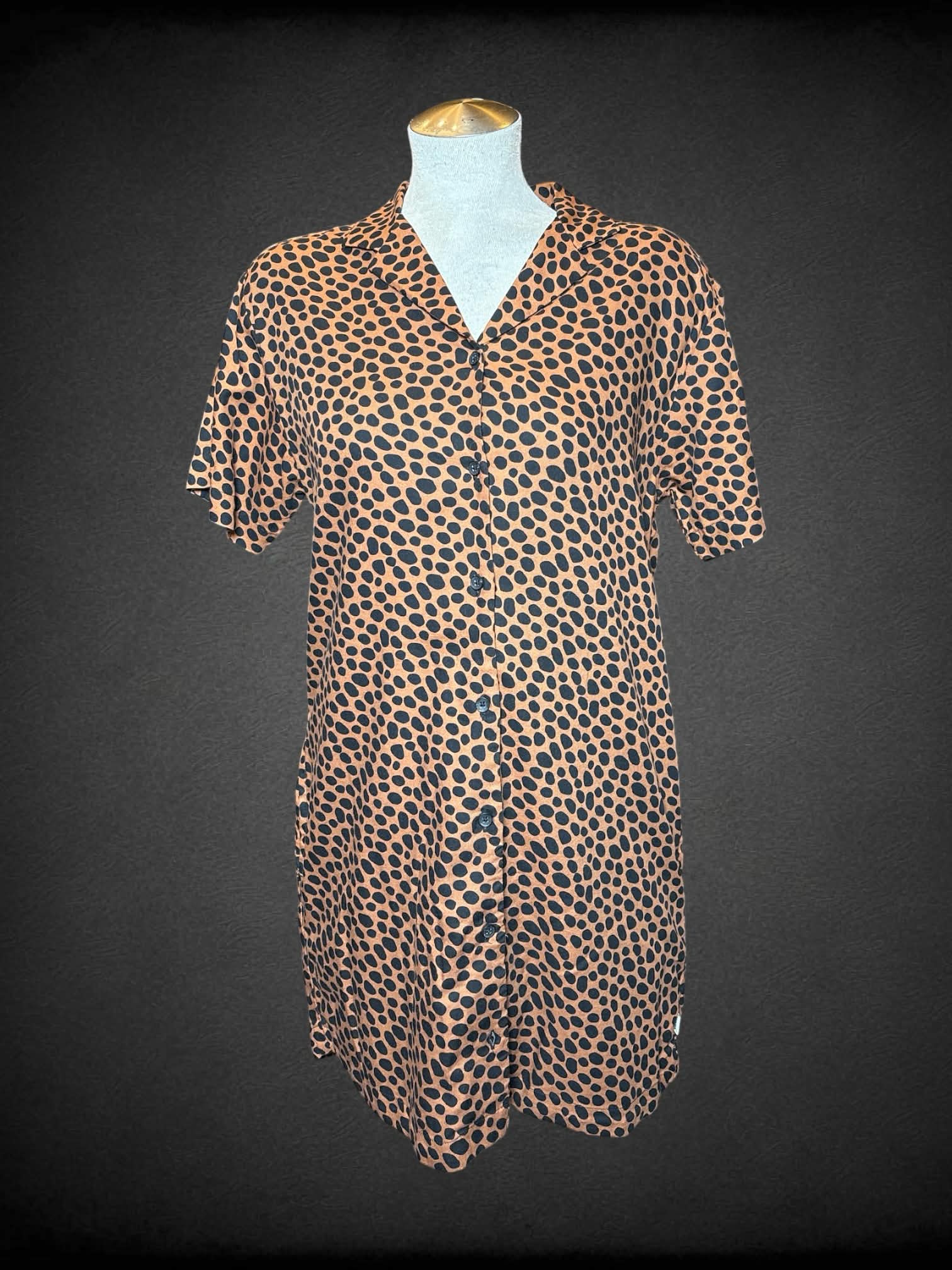 L Vans brown button-up dress with black spotted pattern, and pockets