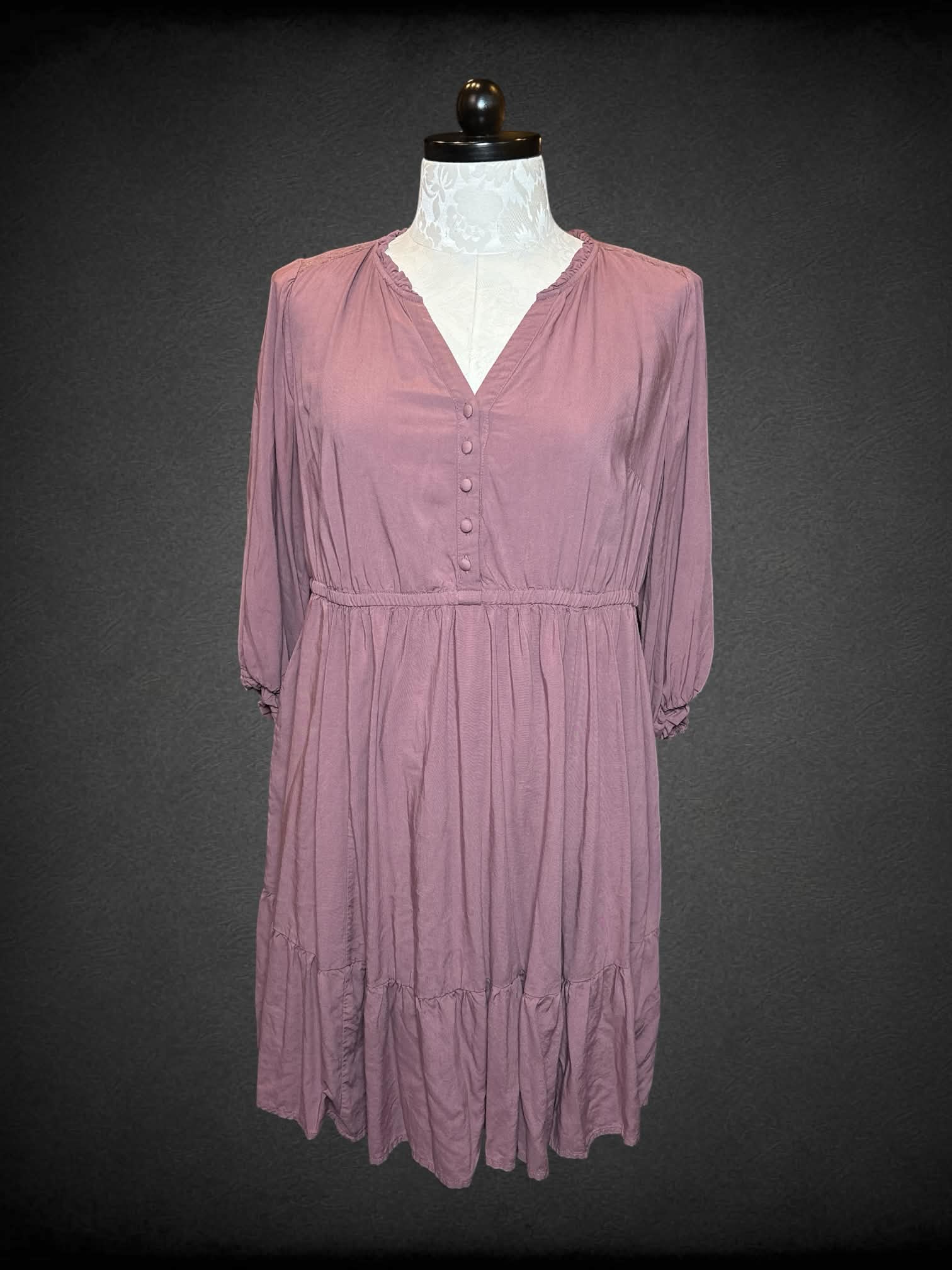 1X Torrid mauve dress with buttons on front, pockets, and floral lace embroidery on back