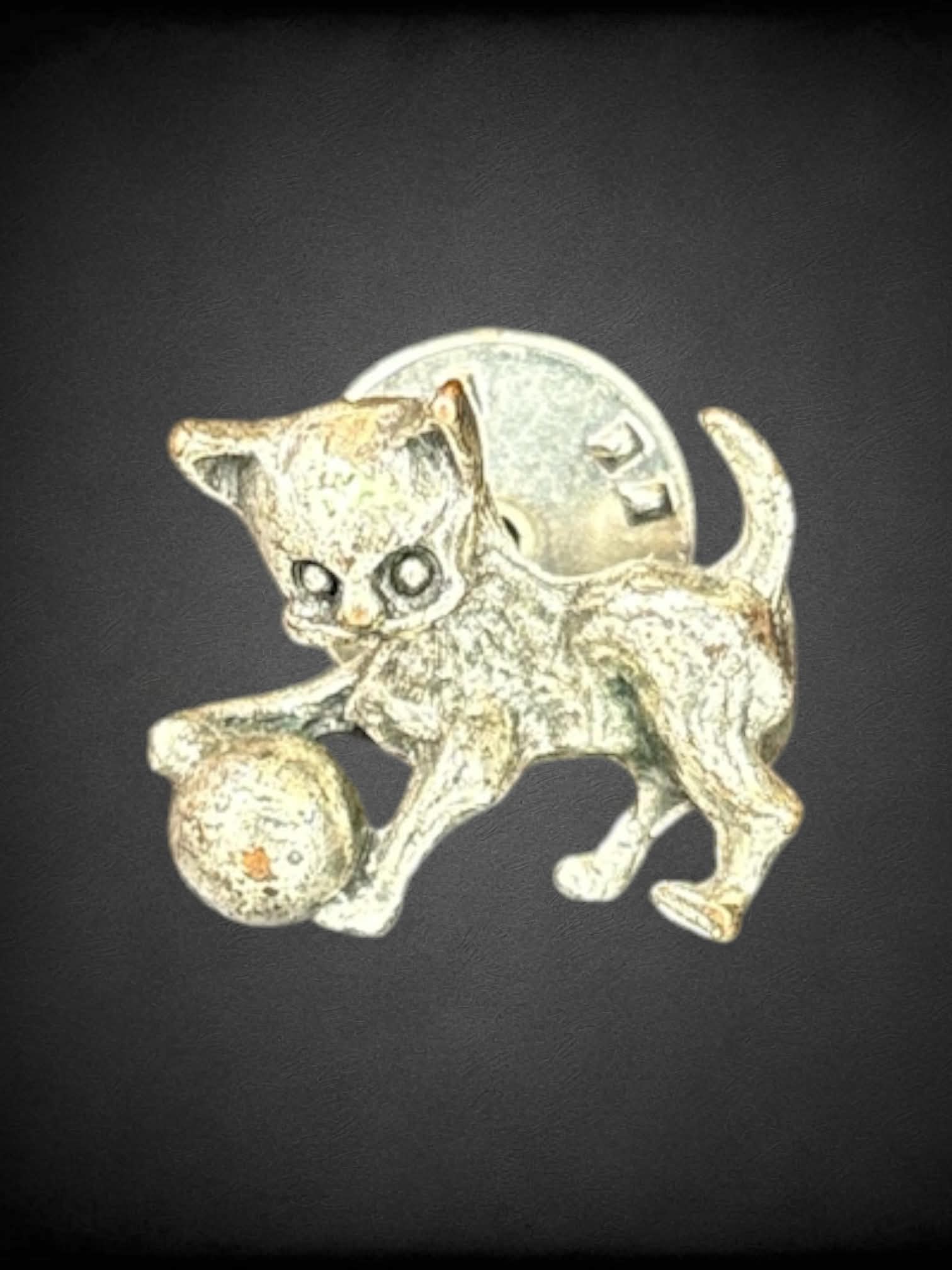 Silver cat pin