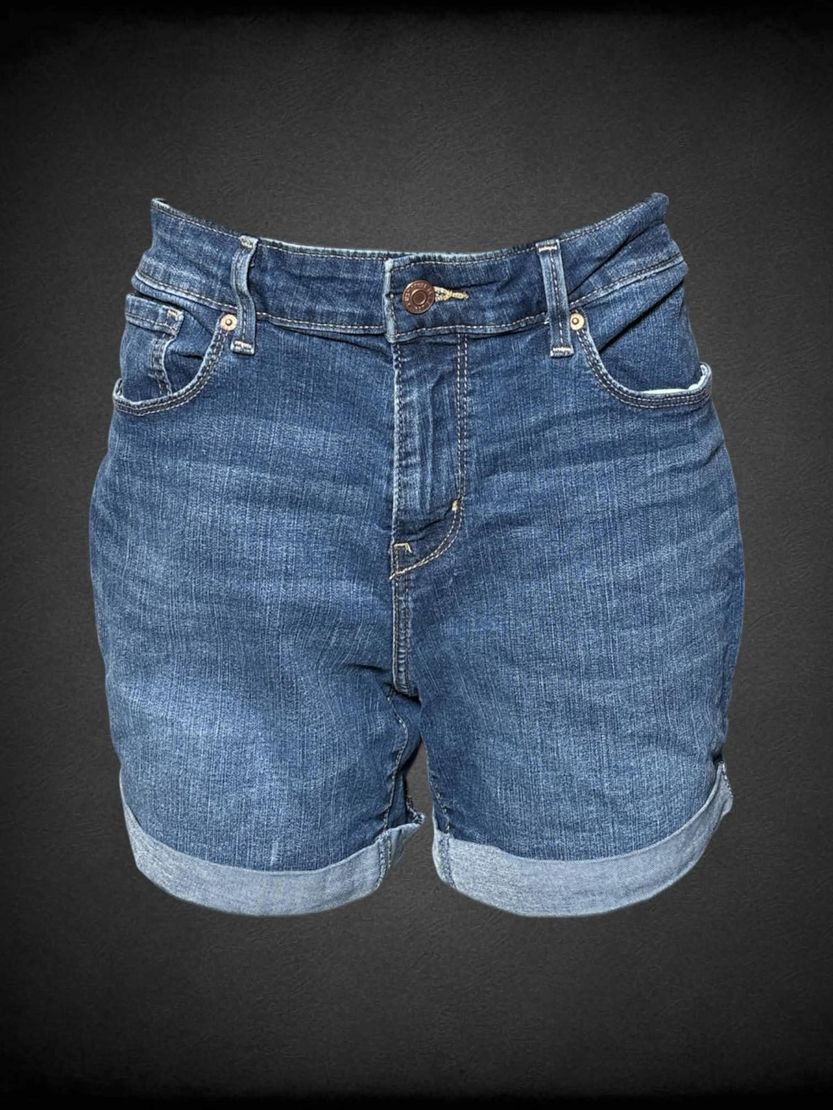 L Levi’s blue mid-rise shorts with stretch waist