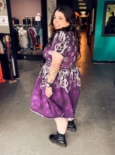 Load image into Gallery viewer, 1X Distressed purple short sleeve deep V neck faux wrap top midi dress w/ grey octopi &amp; geometric design, &amp; pockets
