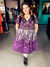 Load image into Gallery viewer, 1X Distressed purple short sleeve deep V neck faux wrap top midi dress w/ grey octopi &amp; geometric design, &amp; pockets
