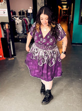 Load image into Gallery viewer, 1X Distressed purple short sleeve deep V neck faux wrap top midi dress w/ grey octopi &amp; geometric design, &amp; pockets
