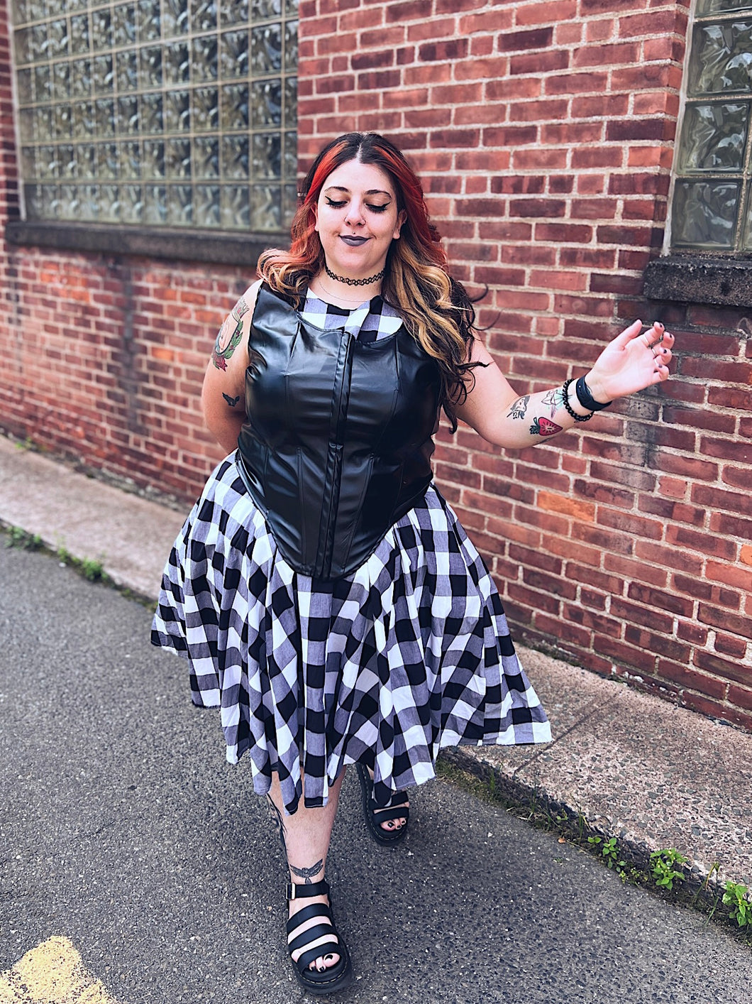 2X Black & white gingham pattern sleeveless dress w/ elastic waist, pockets, & back zipper closure