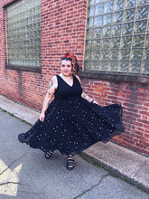Load image into Gallery viewer, 1X Black &amp; metallic silver star pattern sleeveless v-neckline maxi dress w/ mesh skirt, &amp; clasp/zipper closure
