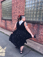 Load image into Gallery viewer, 1X Black &amp; metallic silver star pattern sleeveless v-neckline maxi dress w/ mesh skirt, &amp; clasp/zipper closure
