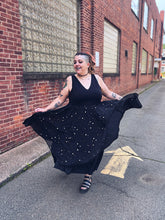 Load image into Gallery viewer, 1X Black &amp; metallic silver star pattern sleeveless v-neckline maxi dress w/ mesh skirt, &amp; clasp/zipper closure
