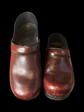 Load image into Gallery viewer, 7.5 Maroon leather Dansko clog w/ black soles
