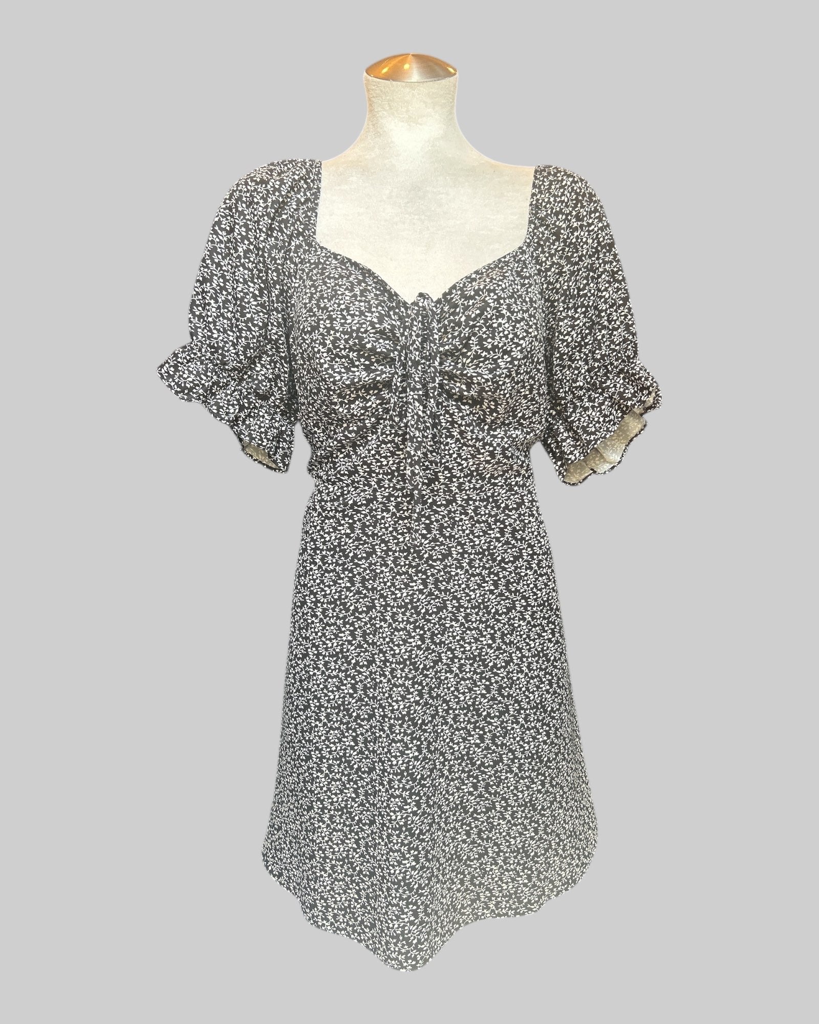 XL stretchy and flowy black and white botanical sun dress with zipper in back