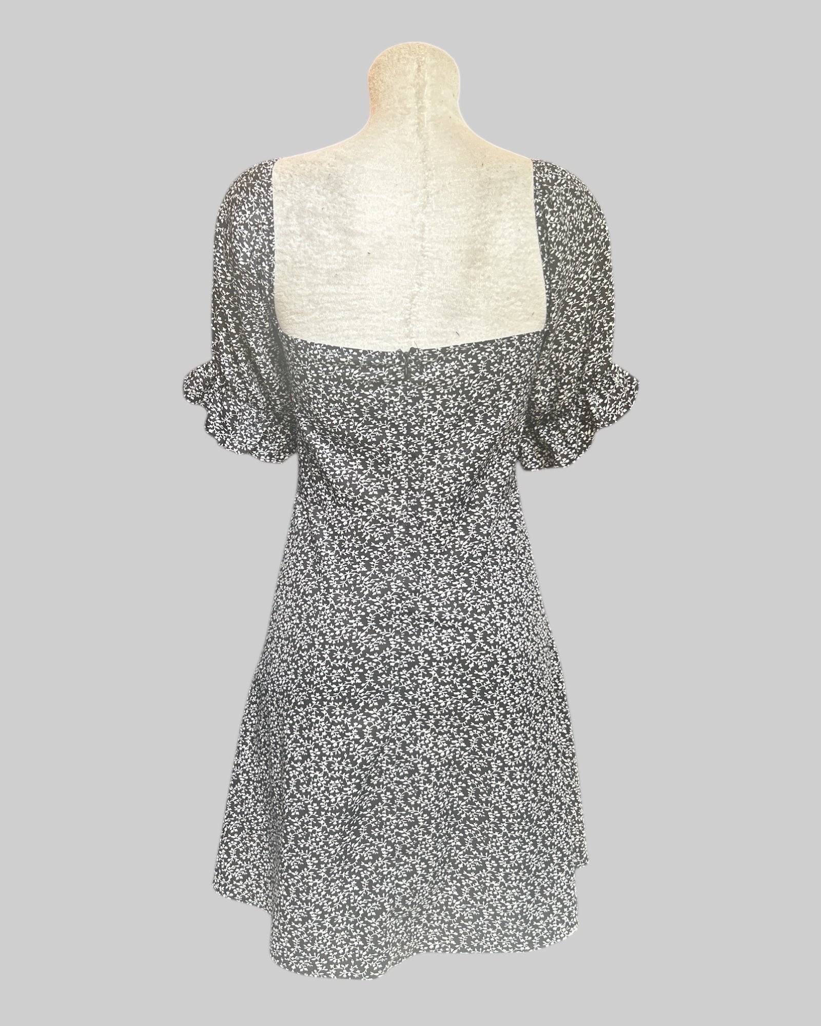 XL stretchy and flowy black and white botanical sun dress with zipper in back