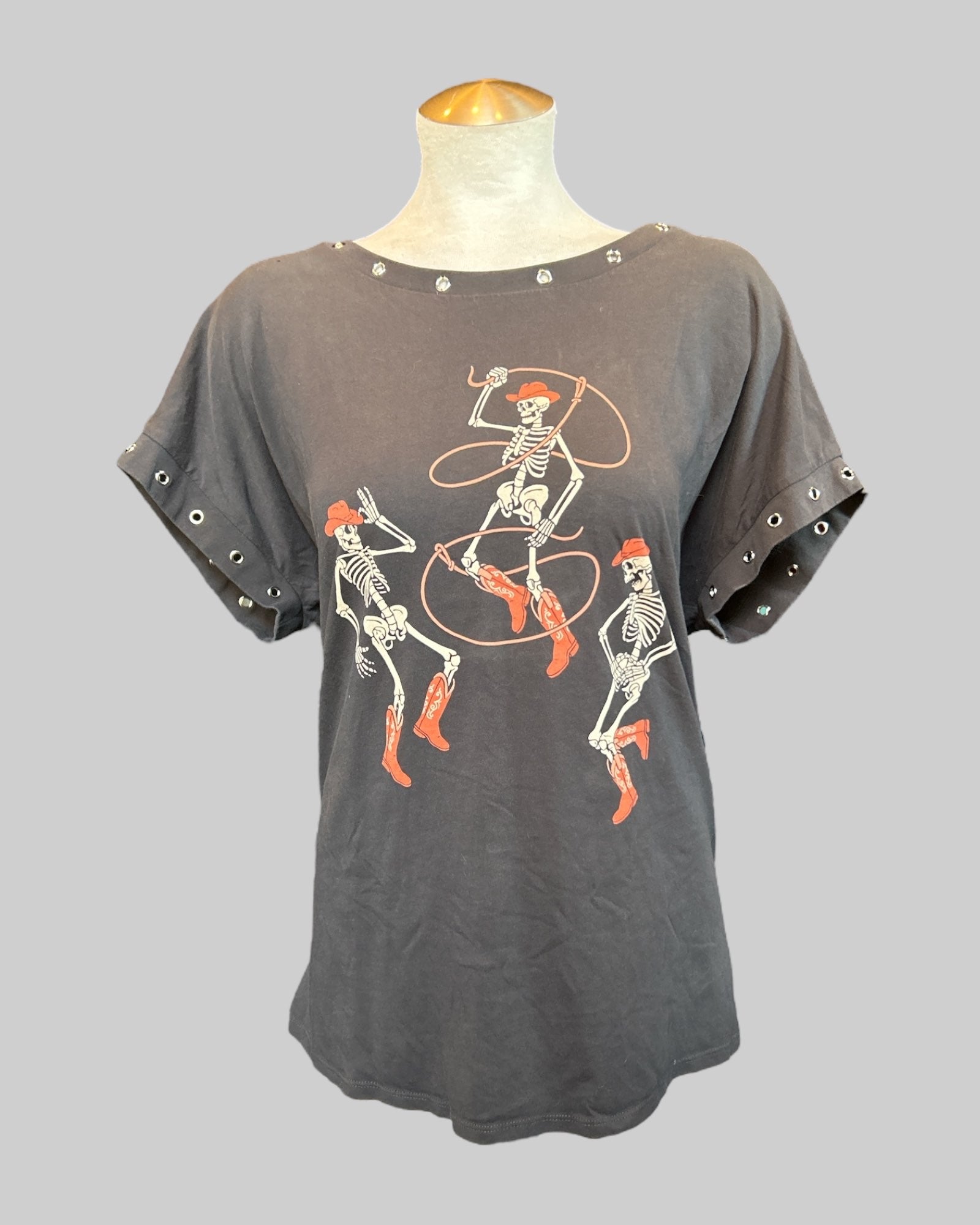 1x gray t shirt with grommets skeleton cowboys graphic
