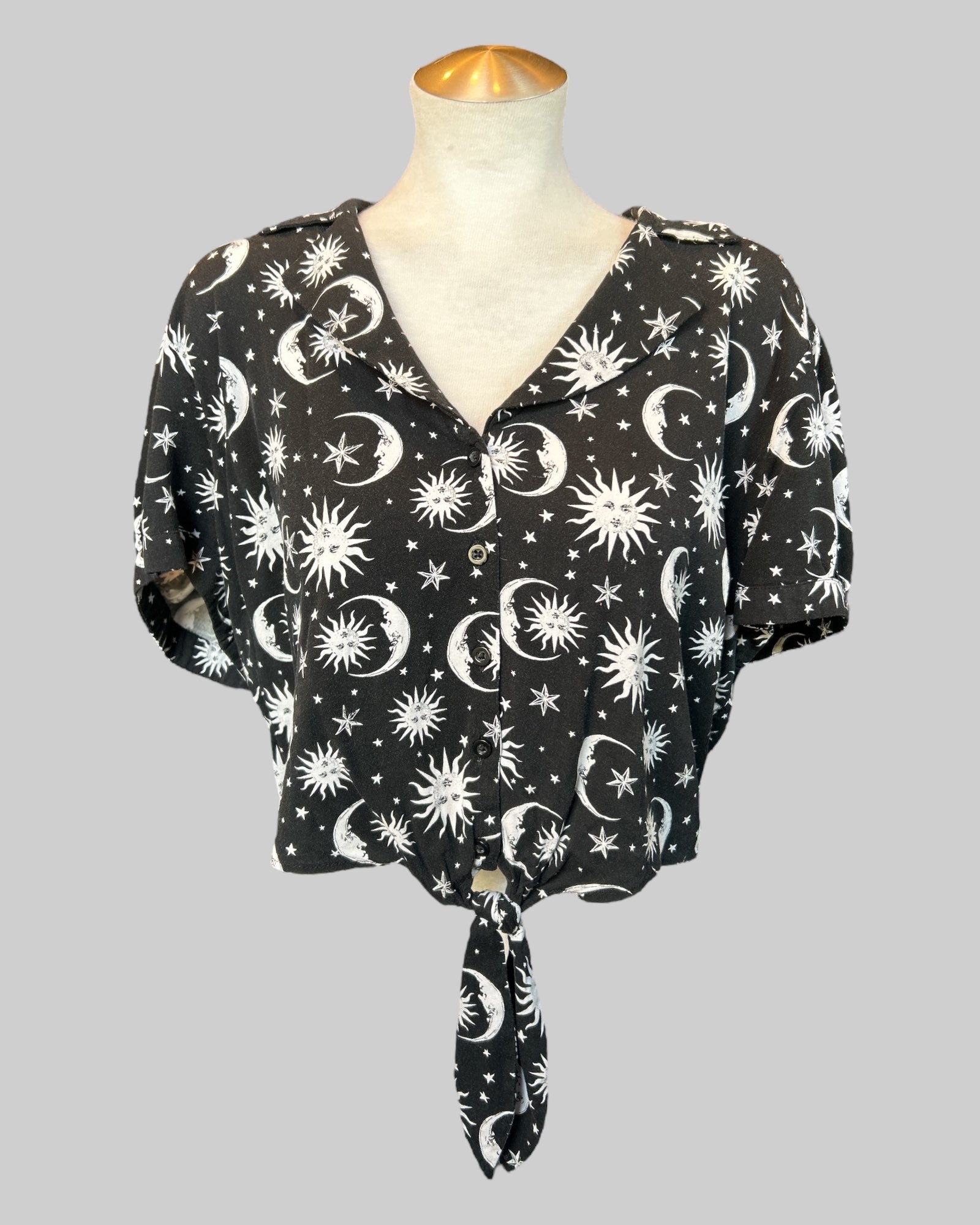 1x flowy black and white celestial pattern cropped button up tie top