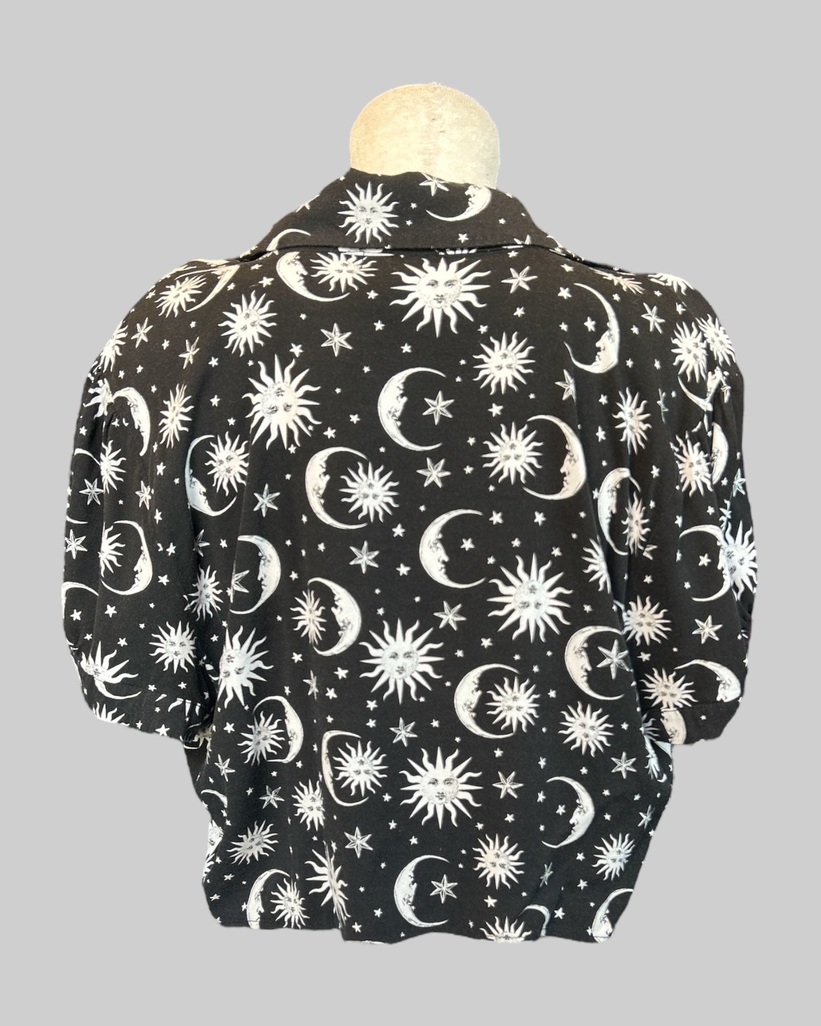 1x flowy black and white celestial pattern cropped button up tie top