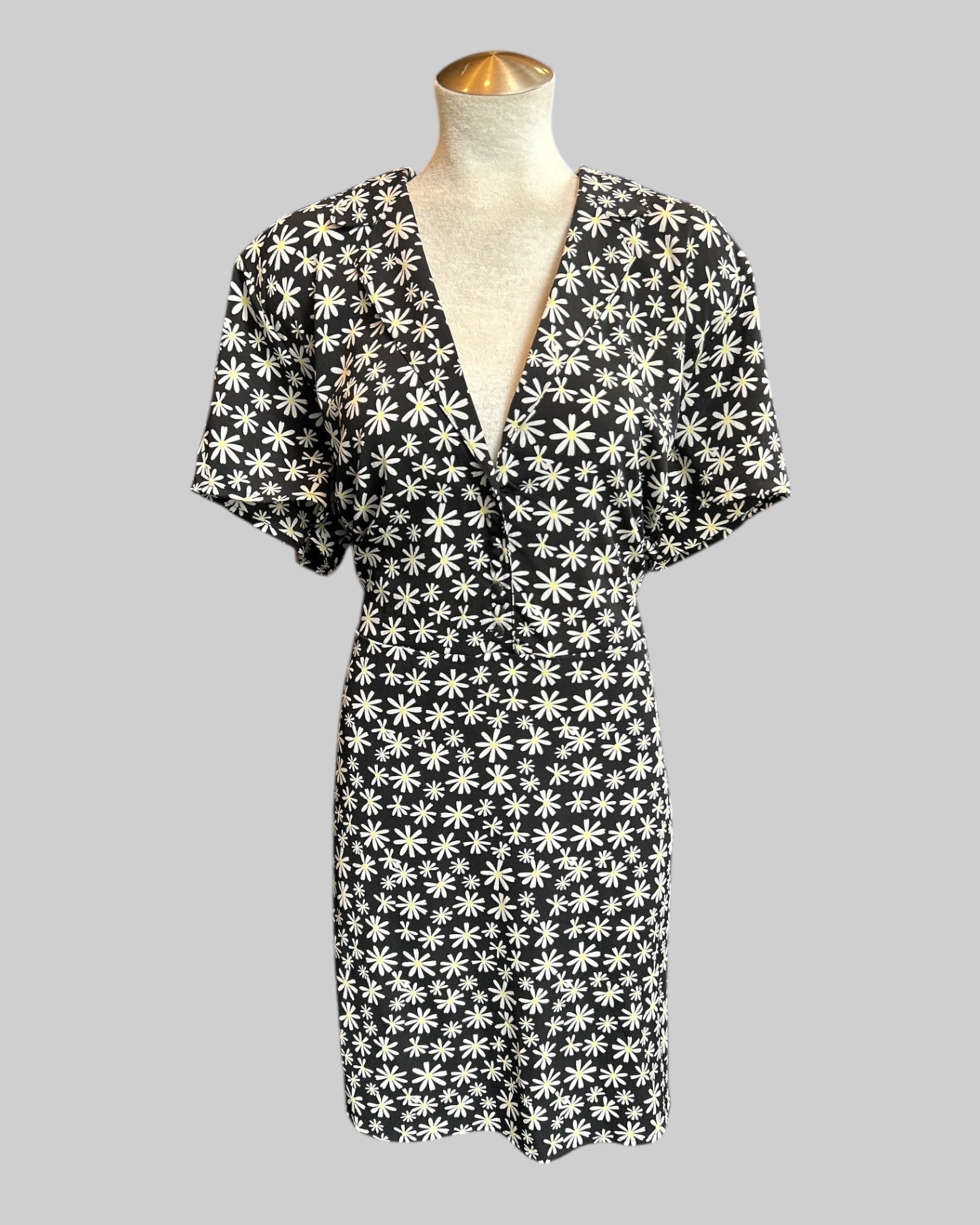 4x flowy black dress with daisy print, side zipper, and buttons in the front