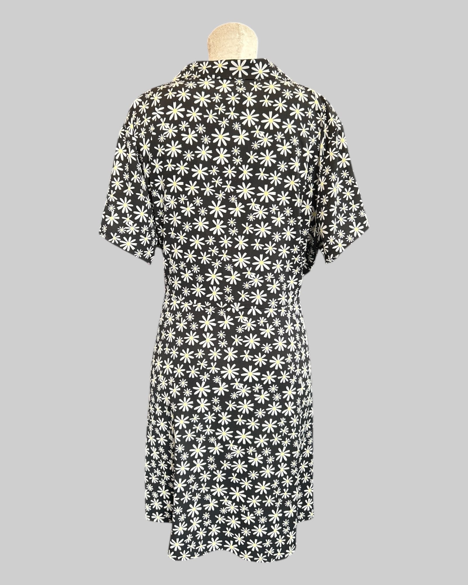 4x flowy black dress with daisy print, side zipper, and buttons in the front