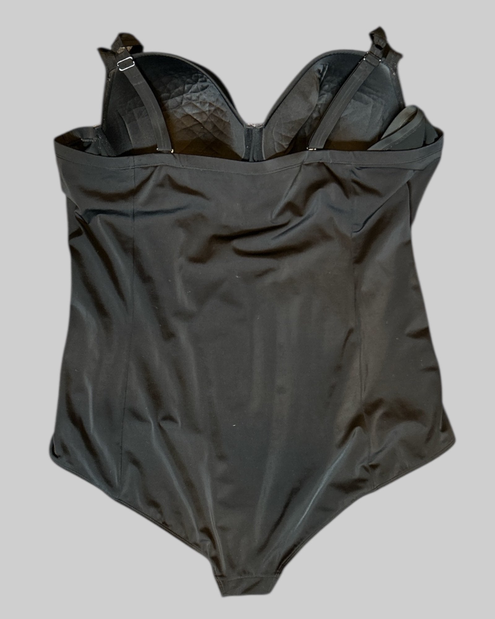 6X black swim suit with ruching on side
