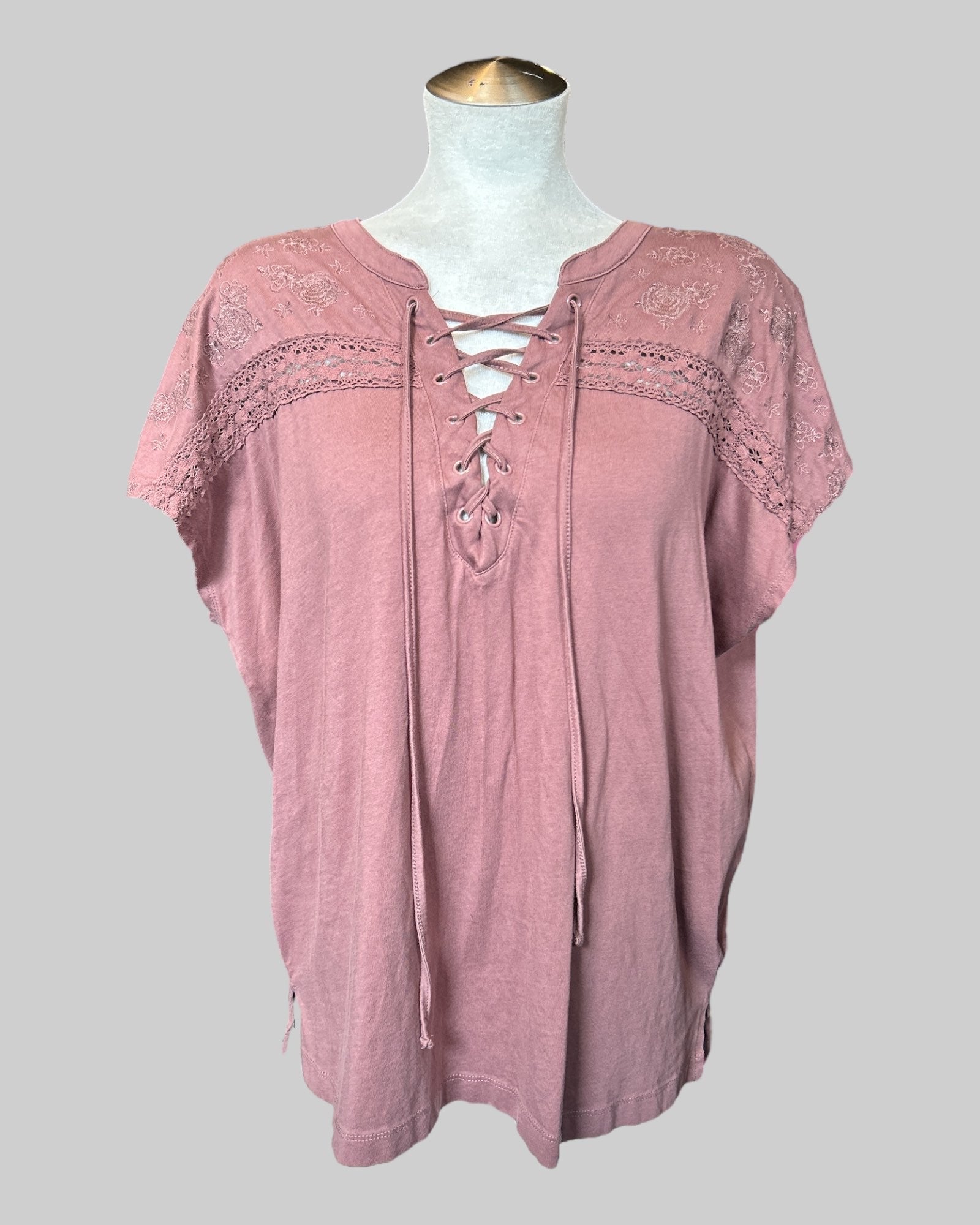 3X mauve color stretchy flowy top with lace top and embroidery