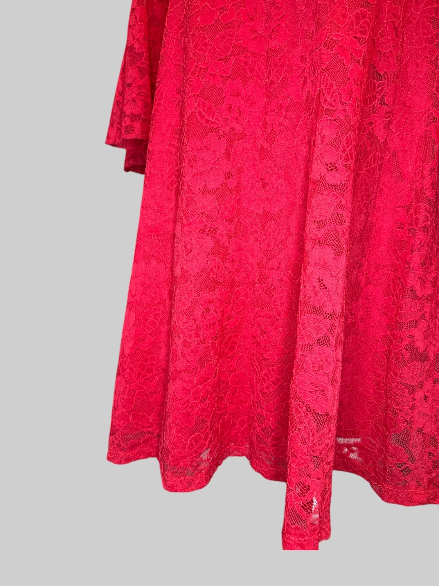 M Red lace overlay shift dress with keyhole detail