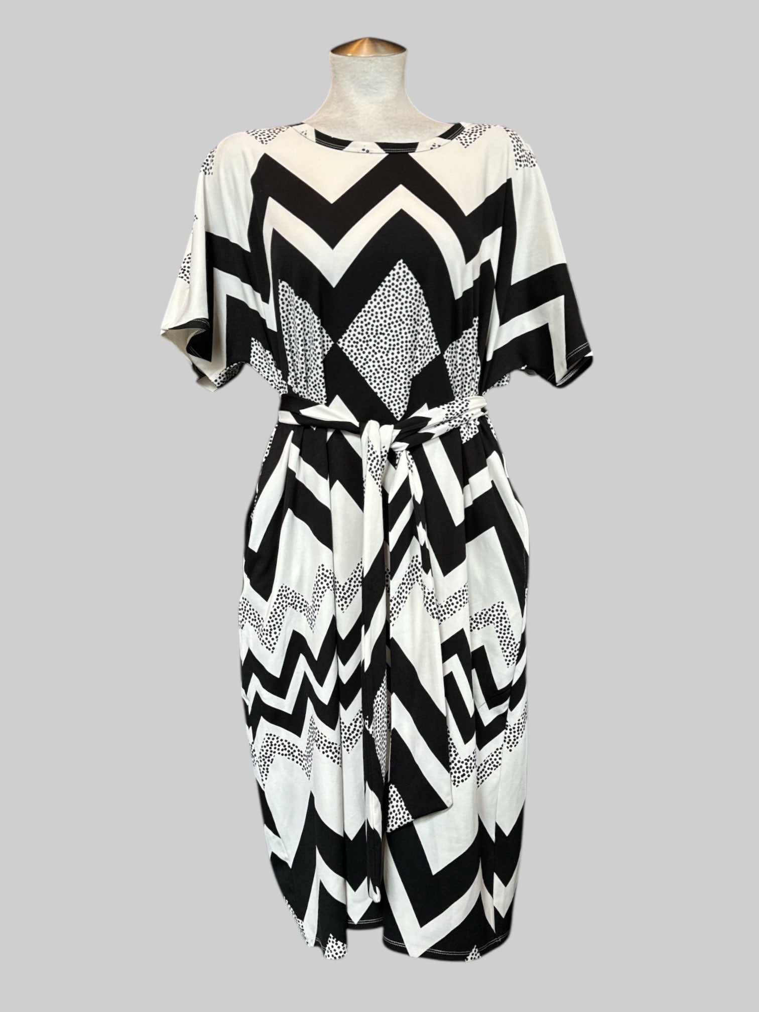 2X stretchy geometric pattern black and white dress with pockets, tie belt, and stretch