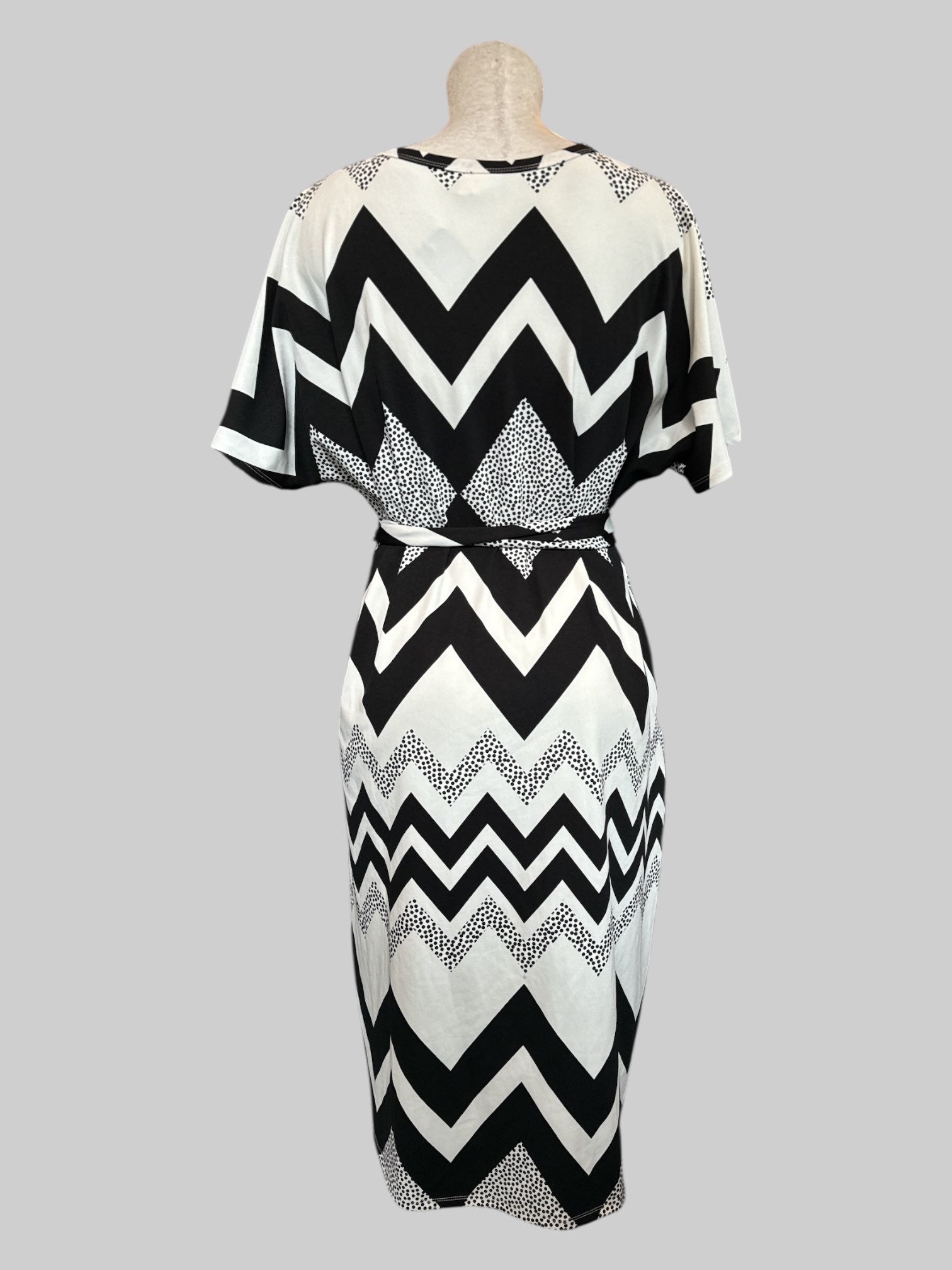 2X stretchy geometric pattern black and white dress with pockets, tie belt, and stretch