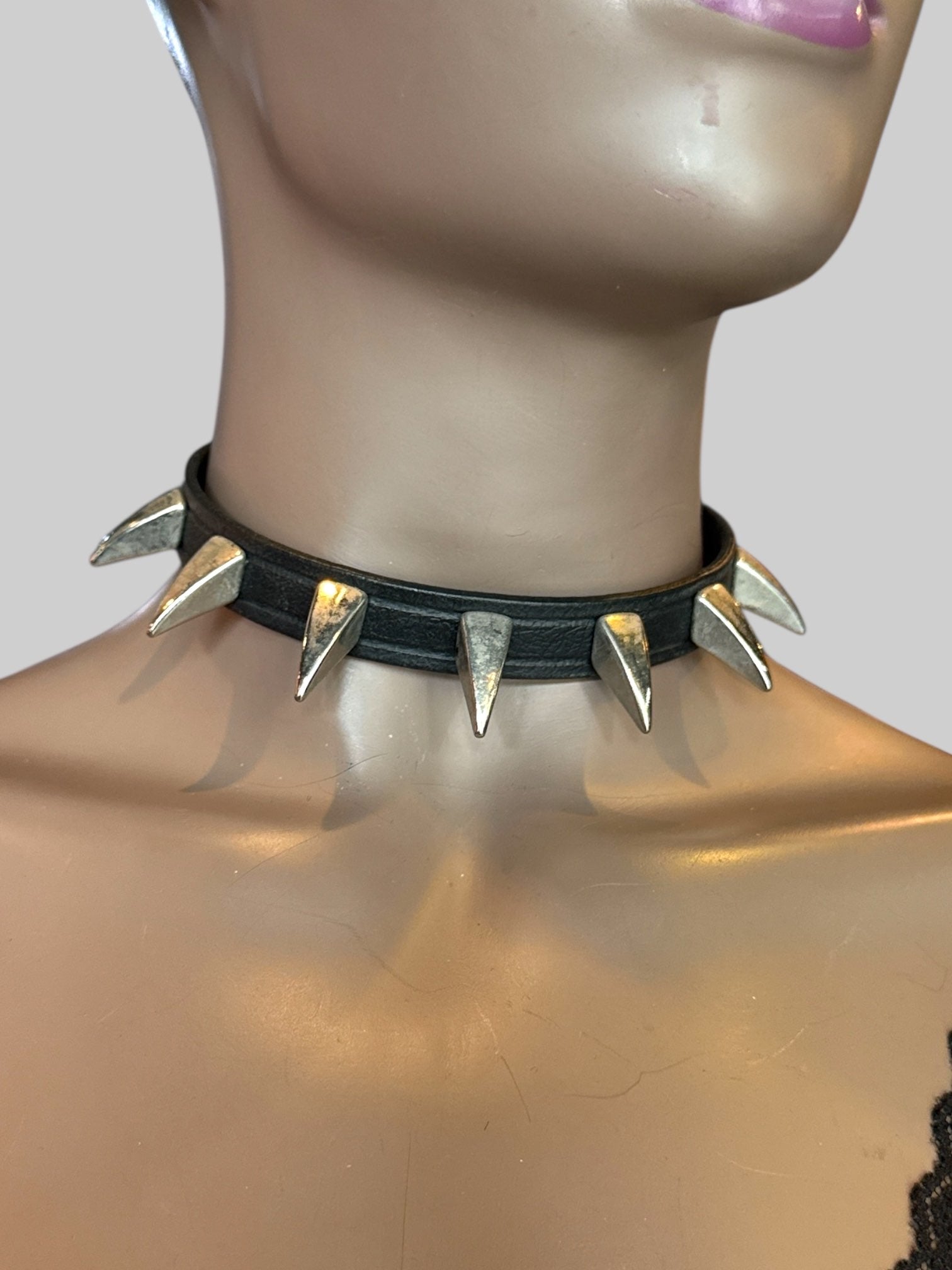 Genuine leather heavy duty choker with claw spikes and buckle