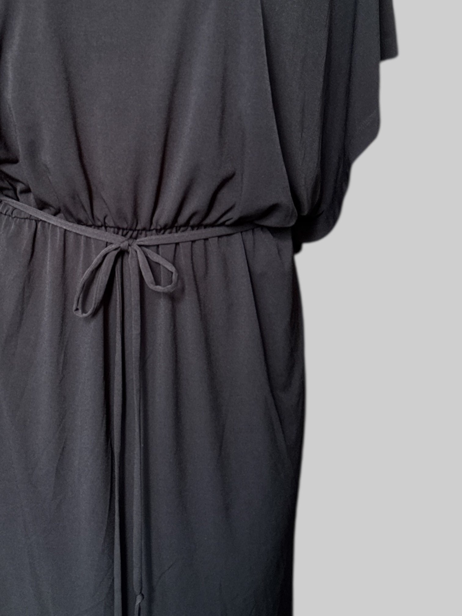 XL black flowy dress with elastic waist and tie belt