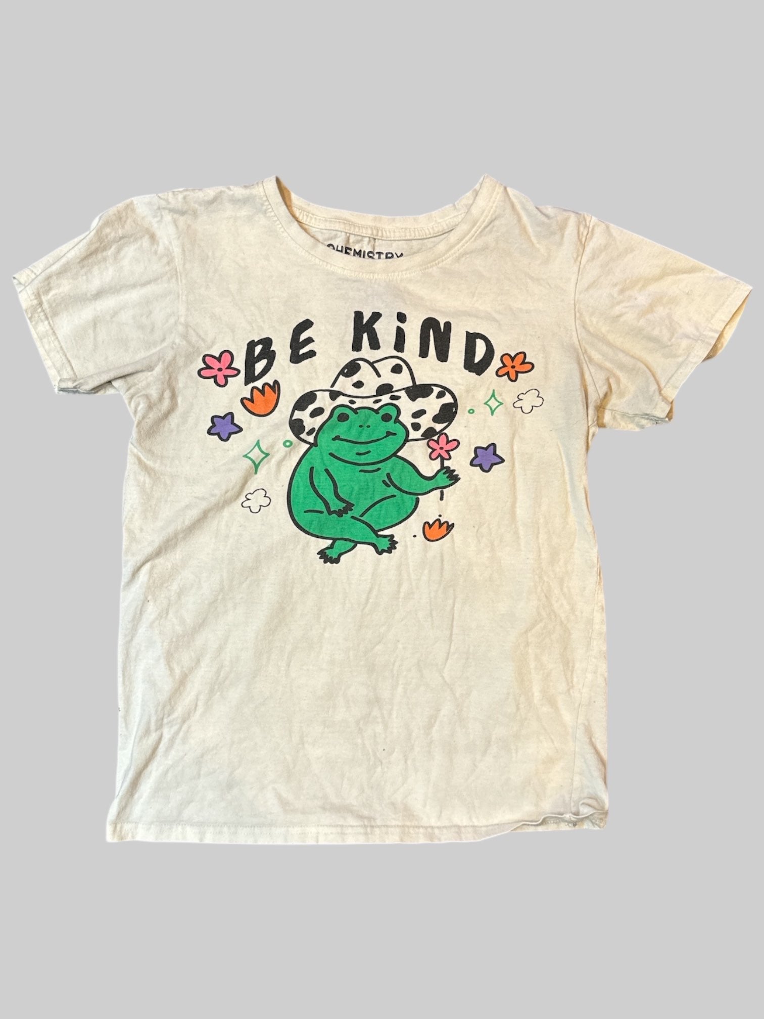 M “Be Kind” Off-white stretchy t shirt with frog graphic
